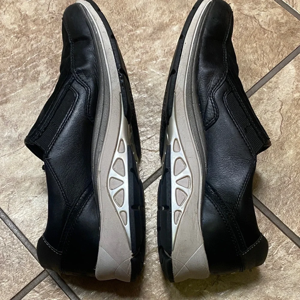 Aravon Women’s 9.5 Black Leather Slip-On Loafers